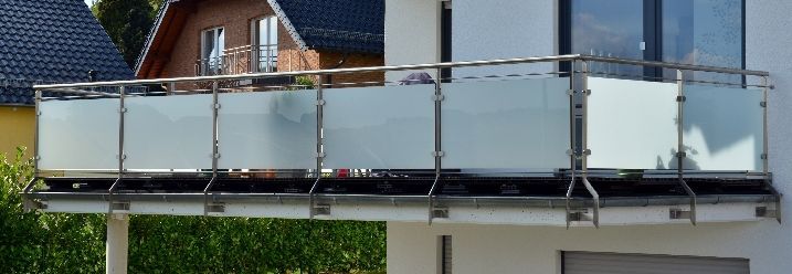 Balkon mit Glasgeländer an einer Hauswand